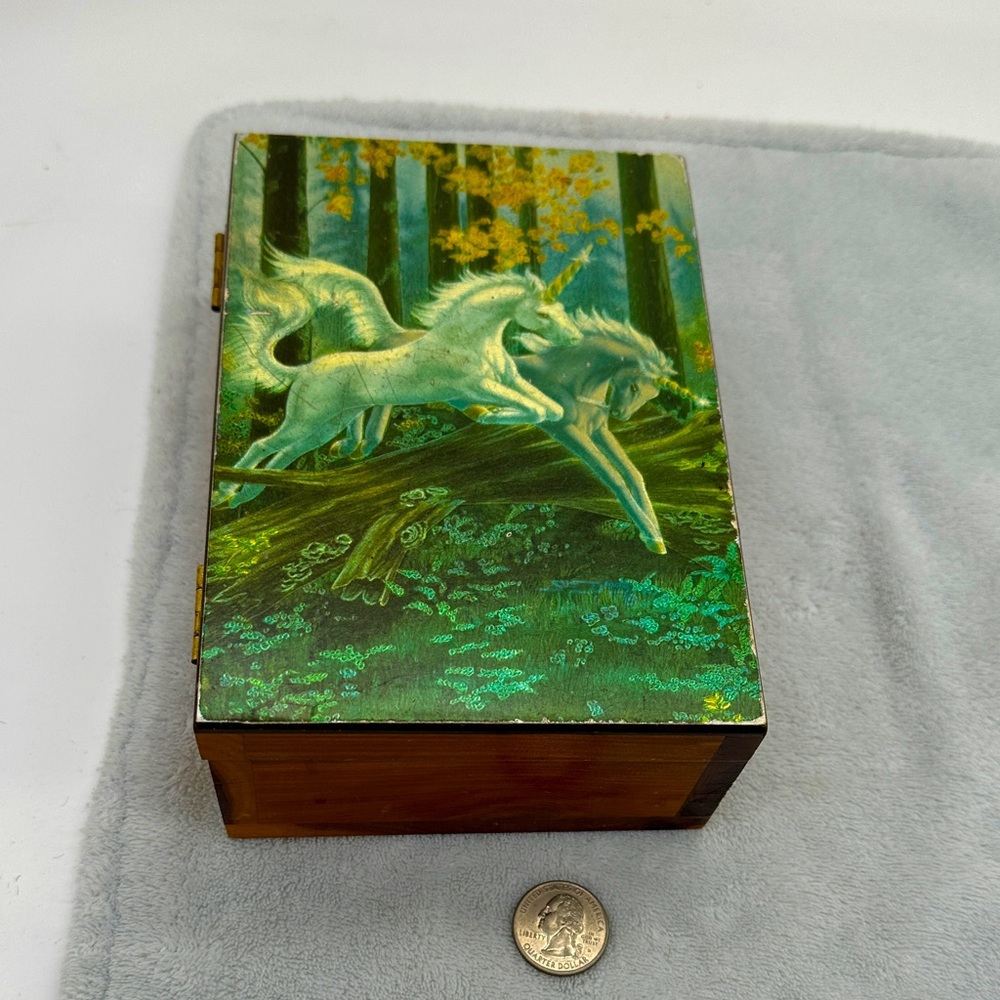 UNICORN’S FANTASY THEMED ARTWORK IN CEDAR KEEP-
SAKE WOODEN BOX